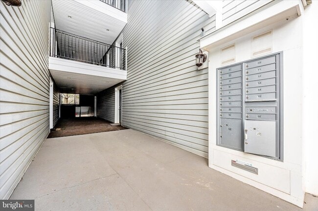 Building Photo - 10001 Vanderbilt Cir