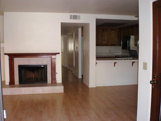 Building Photo - Camarillo 2 Bedroom Condo