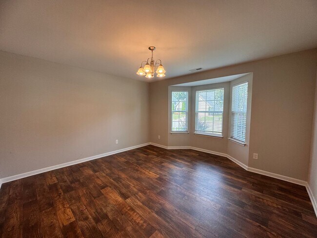Building Photo - 5BR 3BA Home with Screened Porch