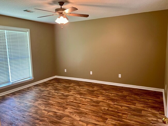 Building Photo - For rent 3 bedroom, 2 bath.