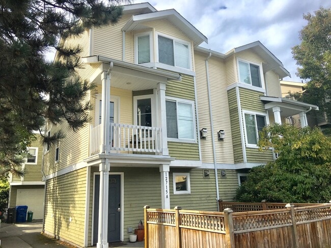 Building Photo - Stylish Townhome in Broadview