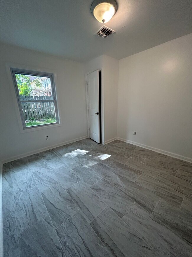 Building Photo - 1139 Sewall Ave