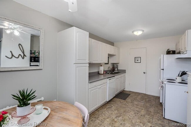 Building Photo - 2 Bed townhouse with Gas and water included!