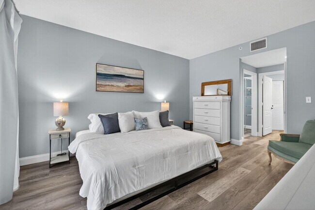Building Photo - 500 Uno Lago Dr