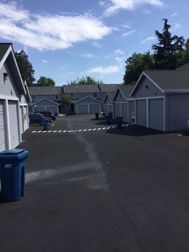 Building Photo - Updated Two-Bedroom, One-Bath Townhome – Bay Point