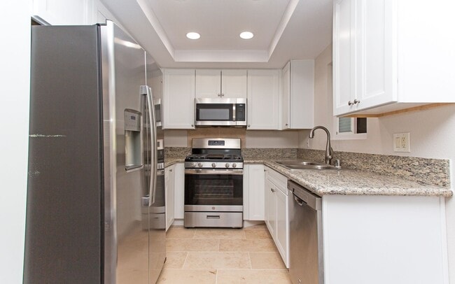 Building Photo - Downstairs End Unit 2 Bedroom Condo in Oceanside!