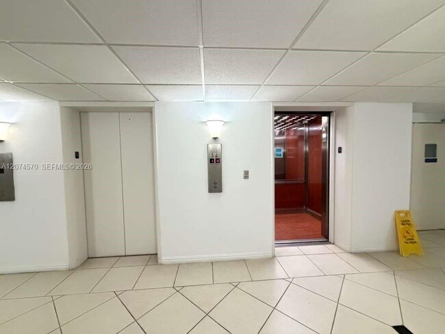Building Photo - 500 Bayview Dr