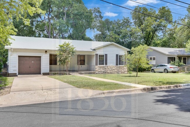 Building Photo - 2205 Sharon Ln
