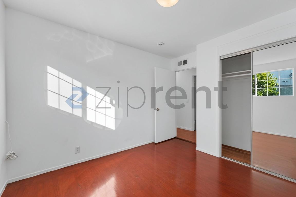 Building Photo - Unit