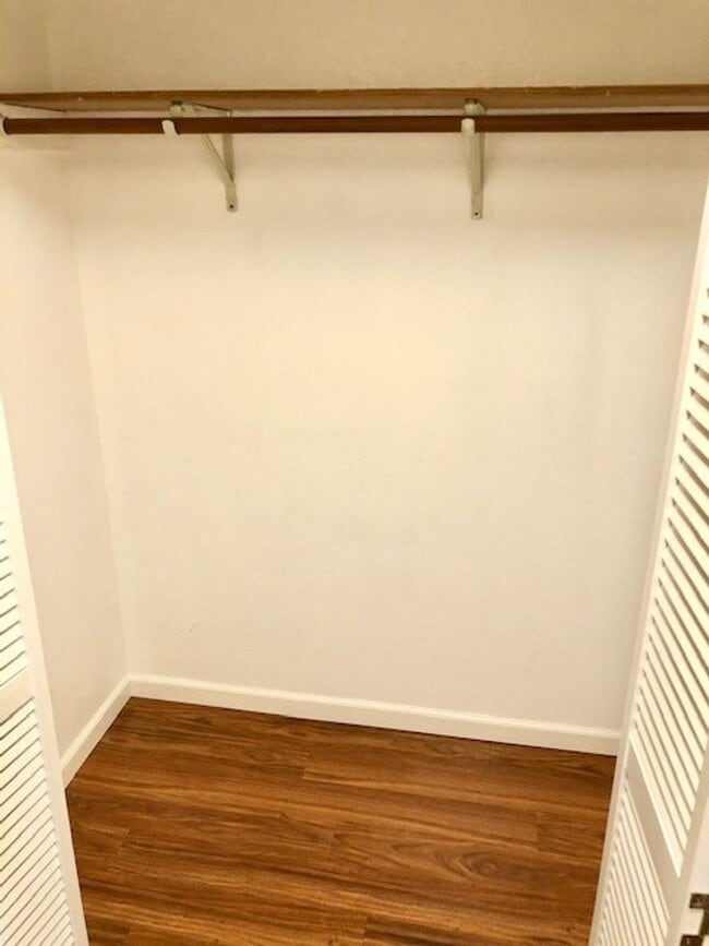 Building Photo - One Bedroom Lakefront Condo with Garage