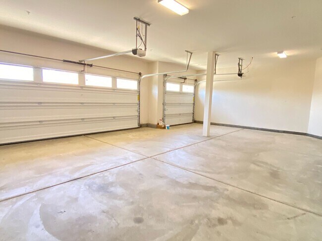 Building Photo - Beautiful 6 bed and 4.5 bath home in West ...