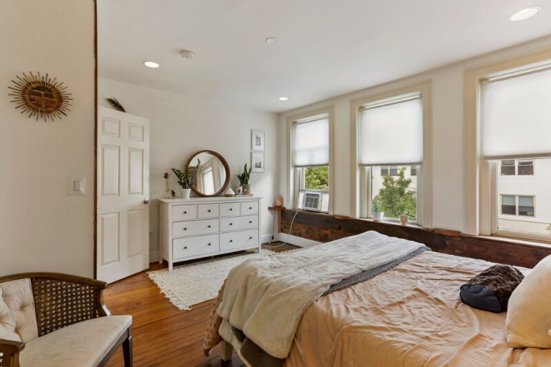 Building Photo - 1116 Monroe St NW