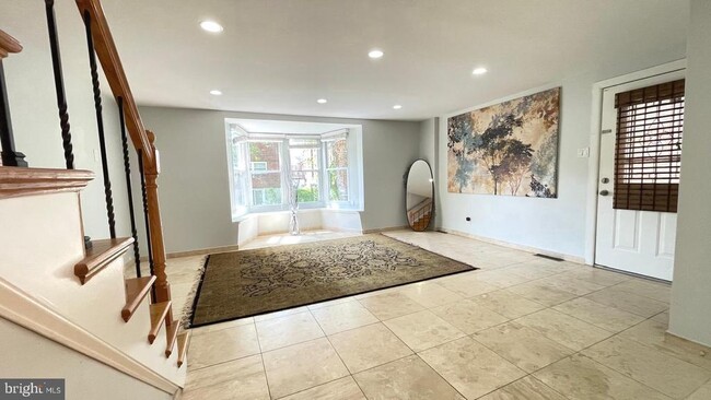 Building Photo - 324 Avon St