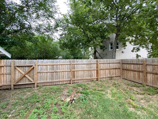 Building Photo - $925 - 2 bed 1 bath - Home with a fenced yard and garage