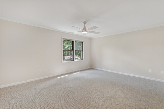 Building Photo - Spacious, Renovated Townhome Near Vienna M...