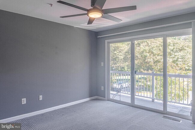 Building Photo - 1891 Crescent Park Dr