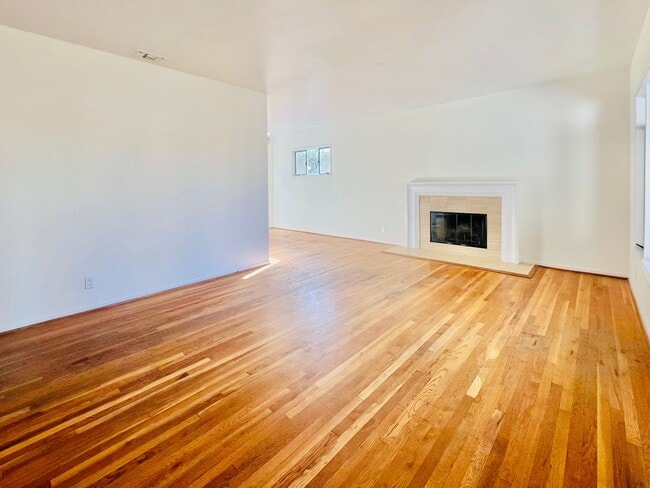 Building Photo - Beautiful Lake Balboa Single Family Home: 3 Bedroom/1 Bathroom/ 2-car garage