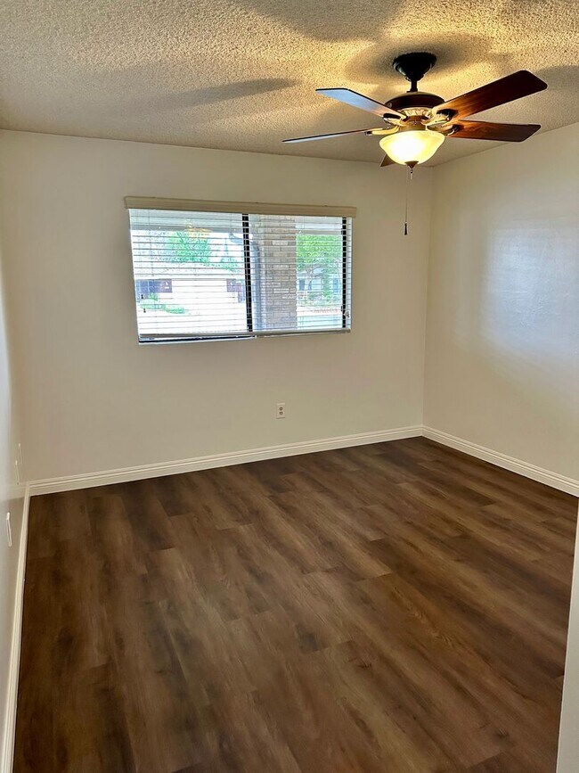 Building Photo - 9913 Spring Oak Dr