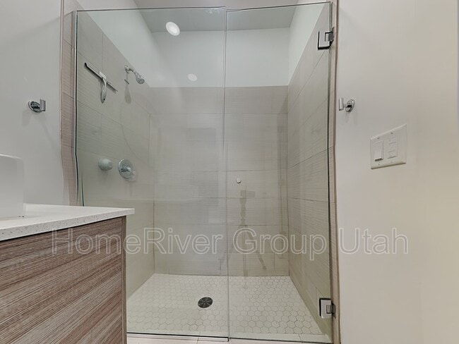 Building Photo - 877 S 200 W