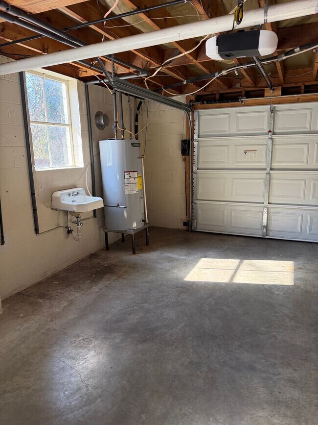 Building Photo - 4 bd 2 ba including a basement apartment in a great East Nashville location