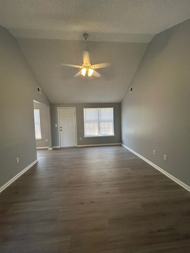 Building Photo - Charming 3BR /2BA  Home with many upgrades...