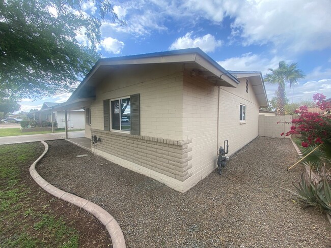 Building Photo - Charming 3 Bed/2 Bath w/Pool in Great Mesa...