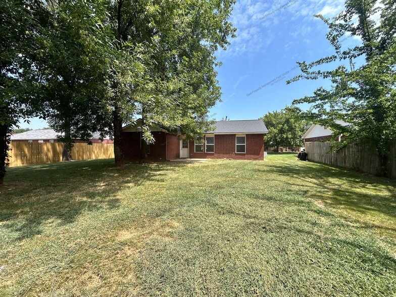 Building Photo - 1911 Whippoorwill Dr