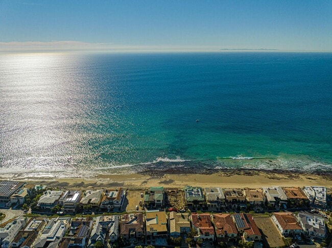 Building Photo - Remodeled 2 Bed, 2 Bath Condo with Ocean V...