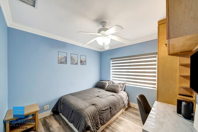 Building Photo - 5839 Vanalden Ave