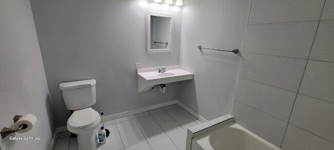 Building Photo - 7441 N Rogers Ave