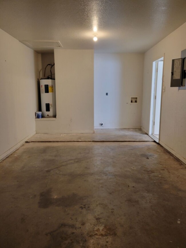 Building Photo - 404 W Dale