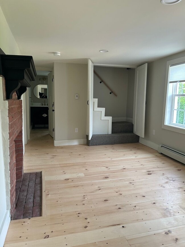 Building Photo - Beautiful renovated 5 bedroom 2.5 bath sin...