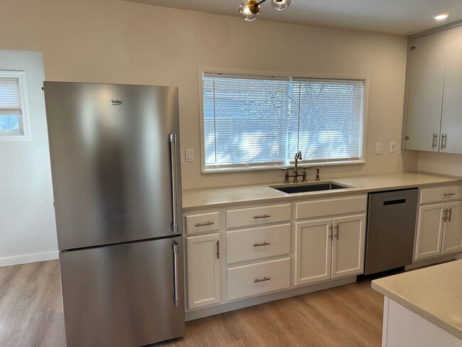 Building Photo - Beautiful high end 1 bedroom duplex with office!