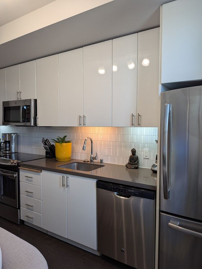 Building Photo - Studio Apartment Home on Top Floor with views of City Hall!