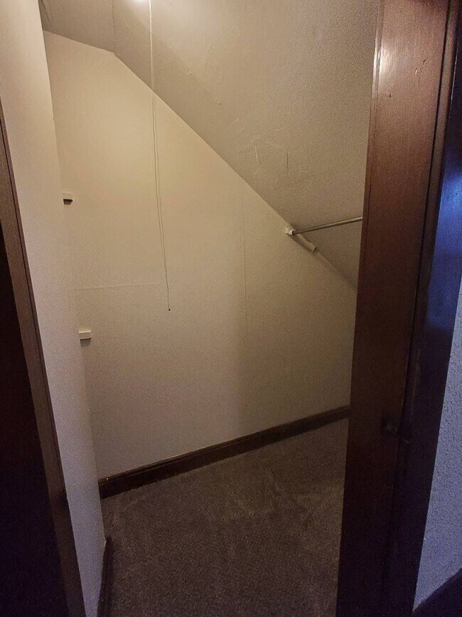 Building Photo - 373 Ahnaip Street