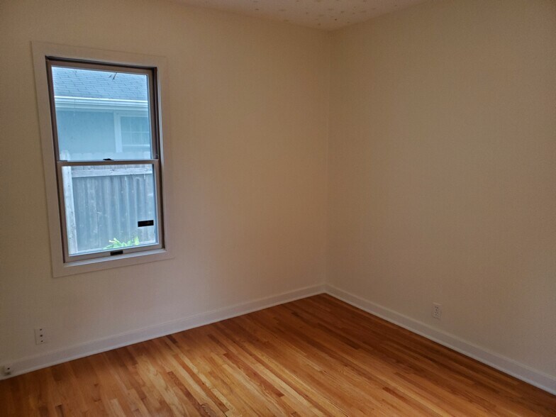 Building Photo - 5109 Windsor Ave
