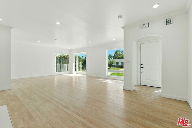 Building Photo - 4640 Laurelgrove Ave
