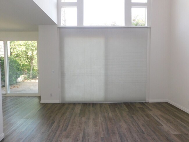 Building Photo - Gated Lake community 2 bed, 2.5 bath home.
