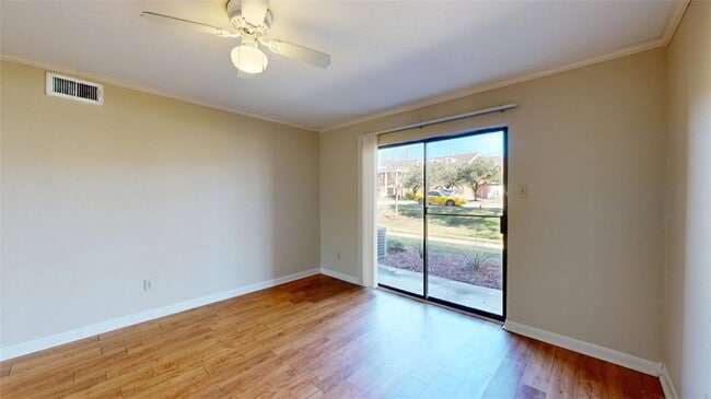 Building Photo - 904 University Oaks Blvd