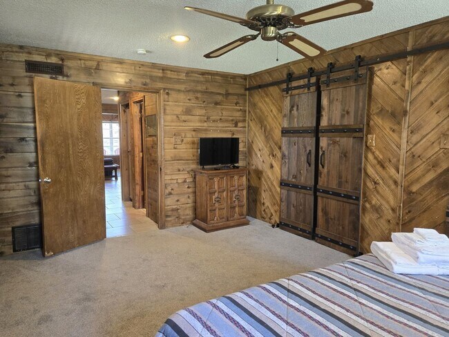 Building Photo - Large Three Bedroom Home Close To Midtown ...