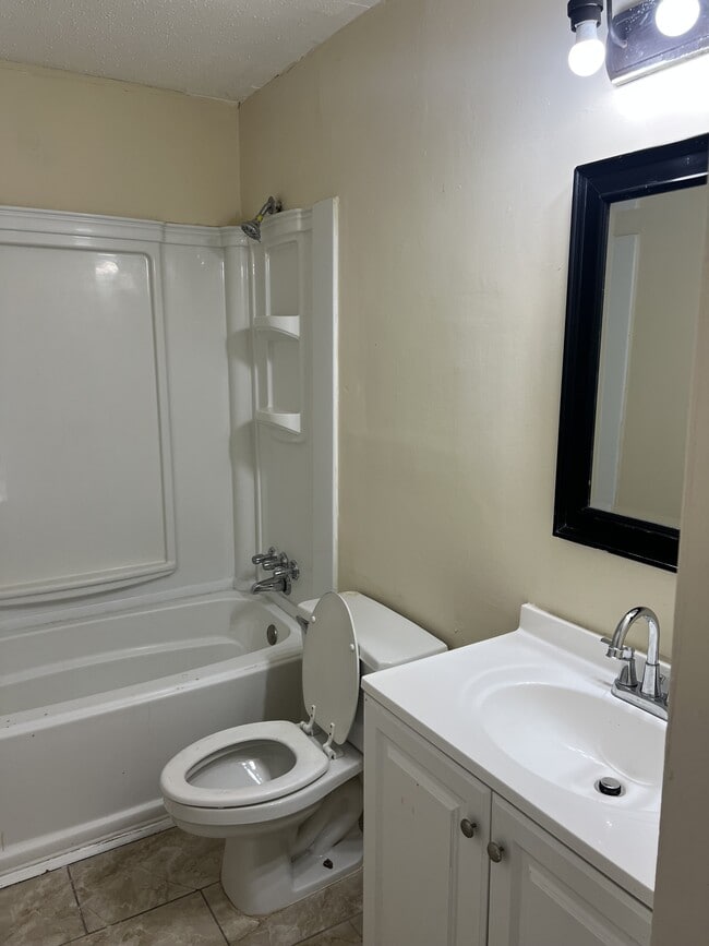 Building Photo - 853 Hemingway Rd