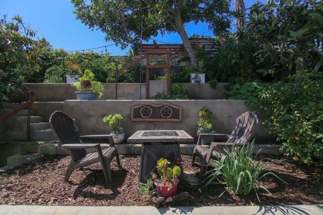 Building Photo - Furnished Single Story Home West of the Freeway
