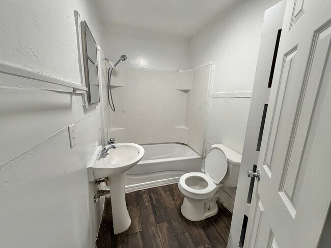 Building Photo - 2bed 1 bath Home Sweet Home