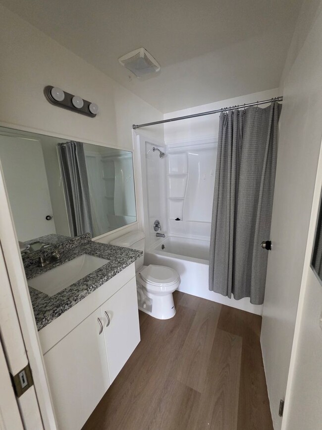 Building Photo - Updated 2 Bedroom, 1.5 Bath Townhouse-Styl...
