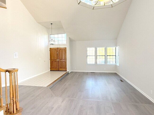 Building Photo - 20 Stratford Ct