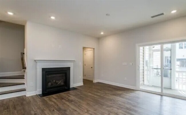 Building Photo - Fabulous 3 bedrm Townhome with office & ga...