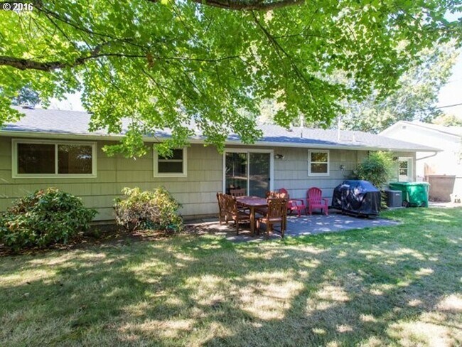 Building Photo - 2520 SW Edgemoor Ave