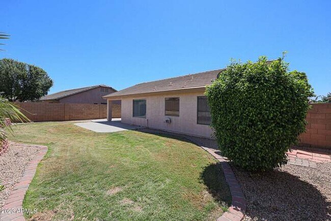 Building Photo - GREAT 3 bed, 2 bath home