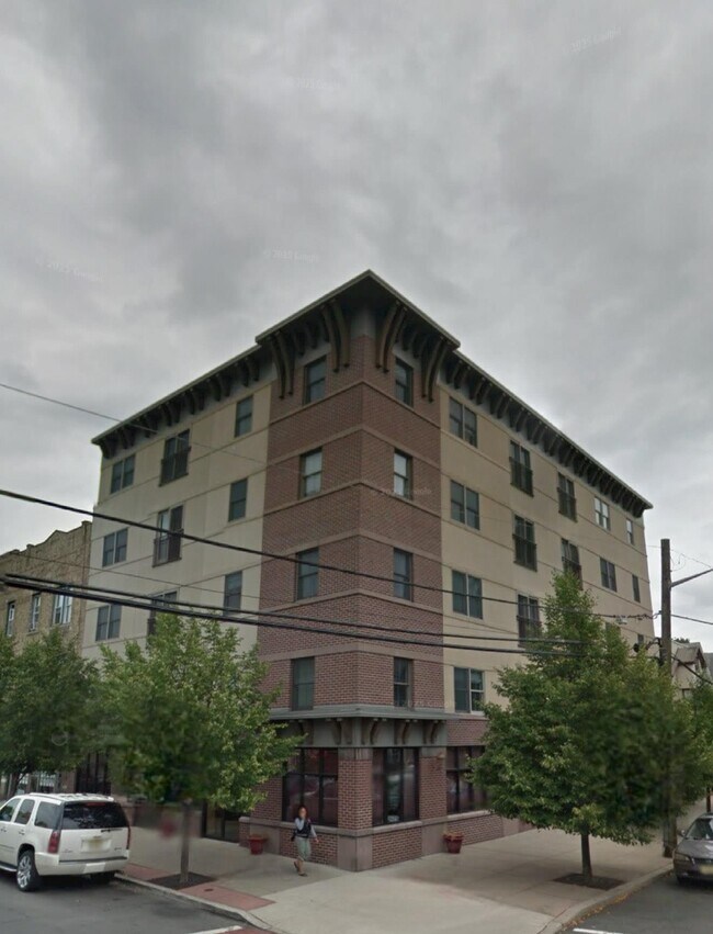 Building Photo - 766 Broadway