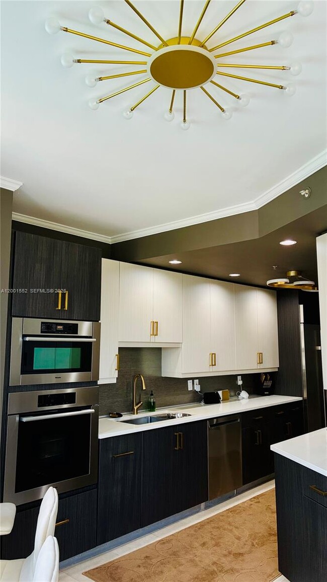 Building Photo - 848 Brickell Key Dr